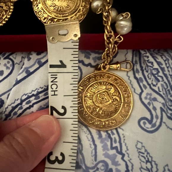 ❤️☝️👏Chanel medallion bracelet ☝️👏❤️Authentic☝️👍🌹🥰 - Picture 3 of 10